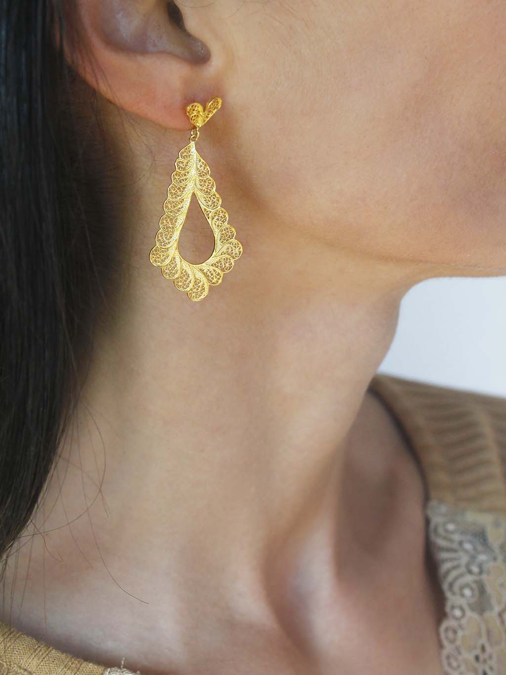 Gout earrings with buds