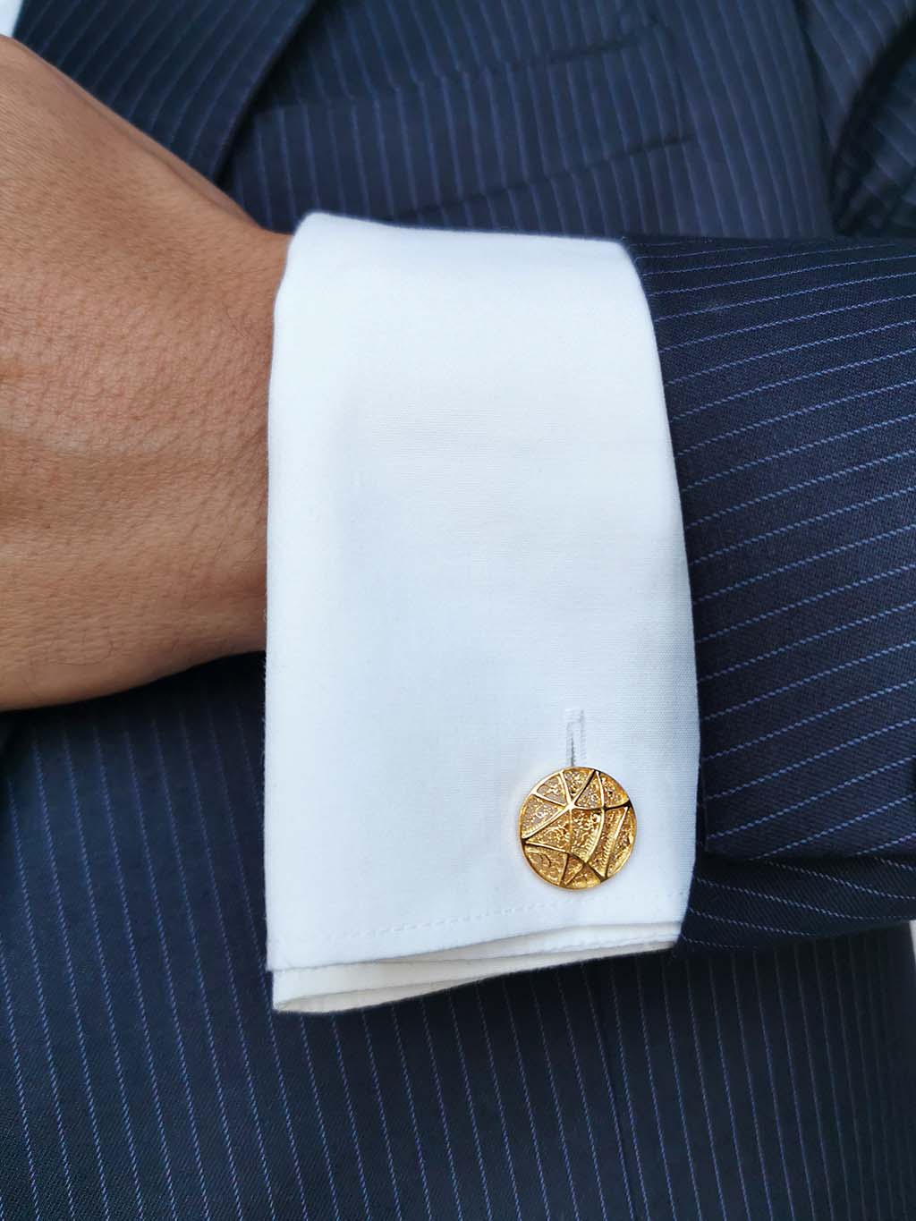 Round Fist buttons in Filigrana