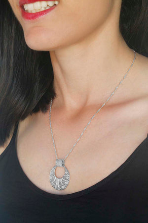 Medalha Escultural M em filigrana (2050753691707)